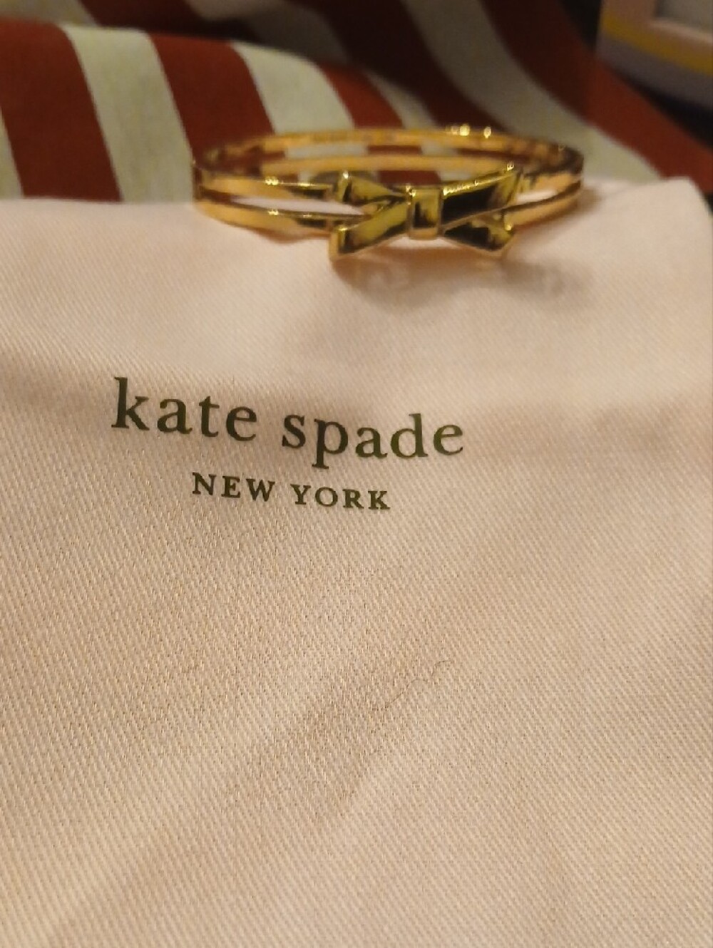 kate spade Gold Bow Hinged Bangle Bracelet New - Picture 2 of 2